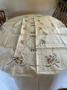 Colorful Floral Embroidered Fabric Tablecloth with 6 Napkins